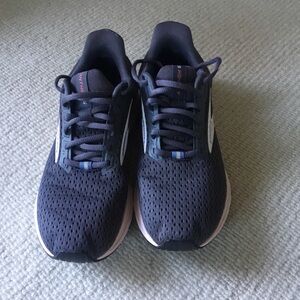 Brooks Woman’s Black /pink Athletic Sneakers